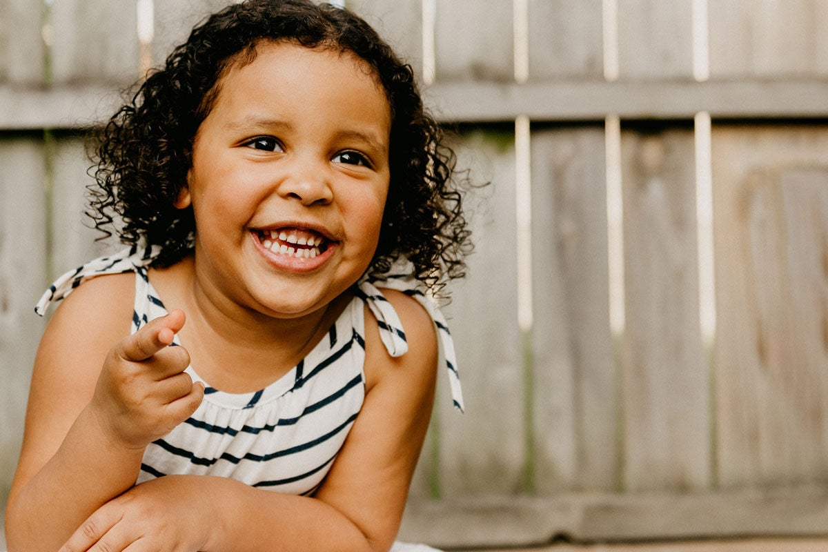 Niño sonriendo por su salud bucal