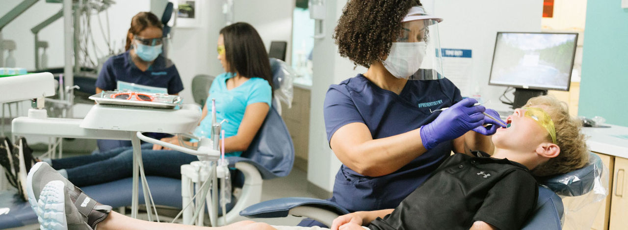 Pacientes recibiendo cuidado dental de calidad