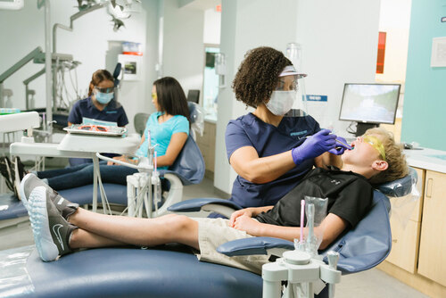 Pacientes recibiendo cuidado dental de calidad